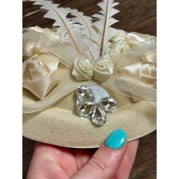 Vintage 1960s White & Cream Fascinator Feathers Bows Silk Roses Rhinestone AS IS - Picture 6 of 6